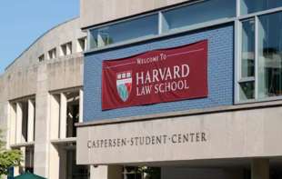 <span style='color:red;'><b>Harvard</b></span> pod istragom