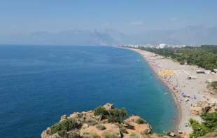 Neobičan Prvi maj u Antaliji: Turisti istog dana uživali u kupanju i grudvanju