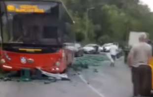 Žestok sudar autobusa i ka<span style='color:red;'><b>miona</b></span> u selu Rakovica: Staklo rasuto na sve strane