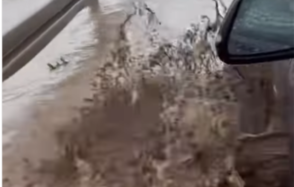 (VIDEO) Poplava na novom <span style='color:red;'><b>autoput</b></span>u posle Mihajlovca! A  u Golupcu može samo čamcem 