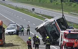Pritvor za vozače autobusa i golfa posle teške nesreće na <span style='color:red;'><b>auto-put</b></span>u: Dve žene poginule, 30 povređenih