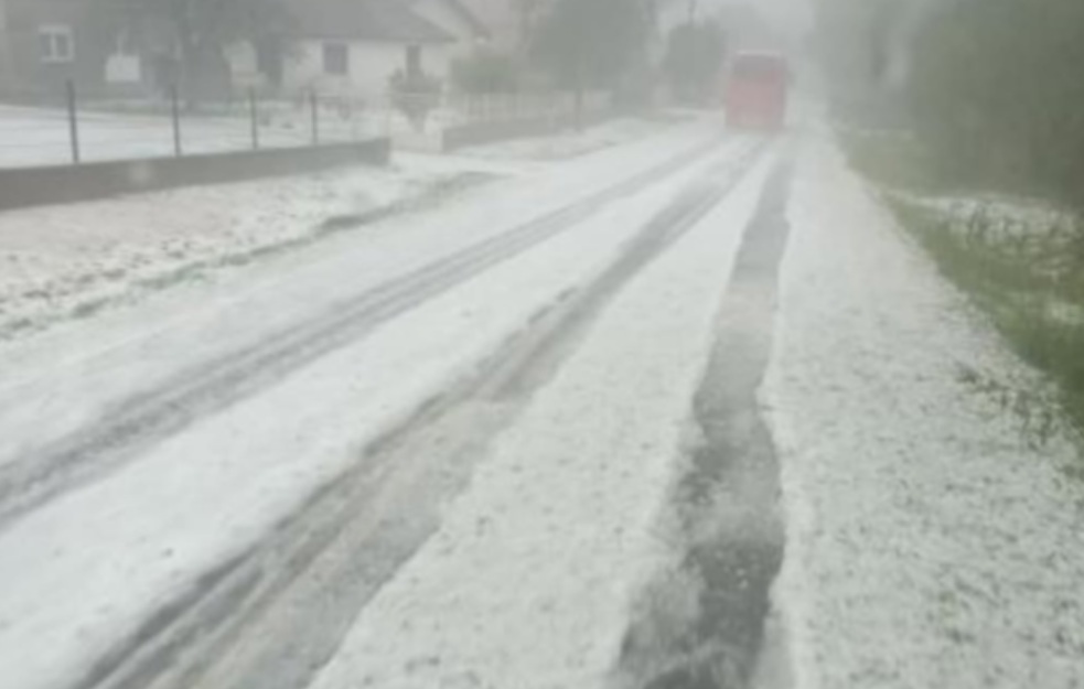  Apokalipsa u Rači, ovakav grad nikad nije viđen: Automobil se probija kroz grad kao kroz sneg (VIDEO)