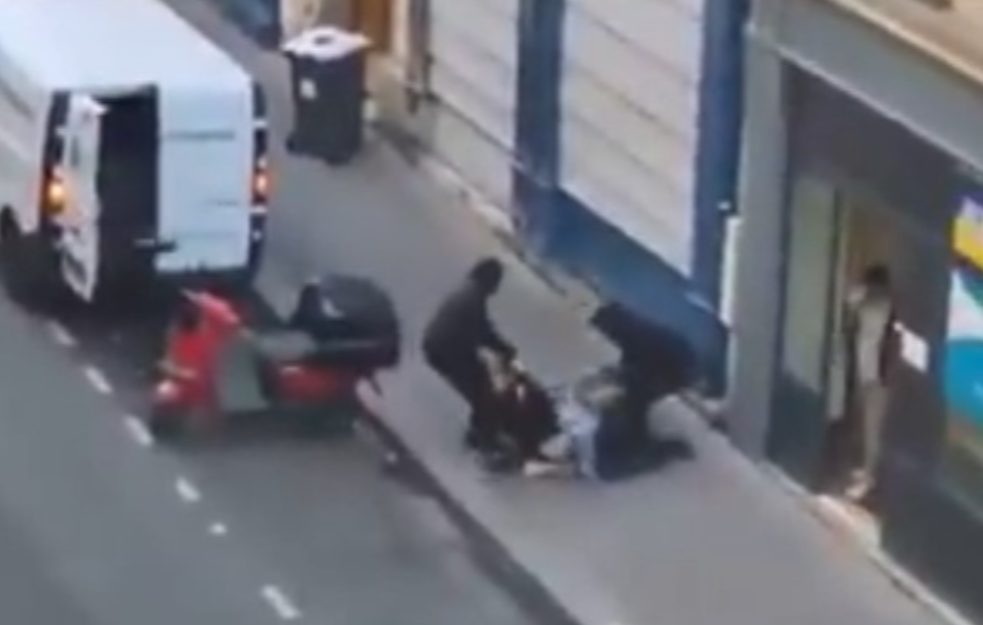 Snimljen pokušaj otmice u Parizu usred dana: Trudnica odbranila sebe i porodicu uz pomoć prolaznika (VIDEO)