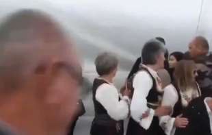 Ekipa <span style='color:red;'><b>N1</b></span> napadnuta u selu kod Kosjerića: Napadač bivši policajac, dobio krivičnu prijavu (VIDEO)