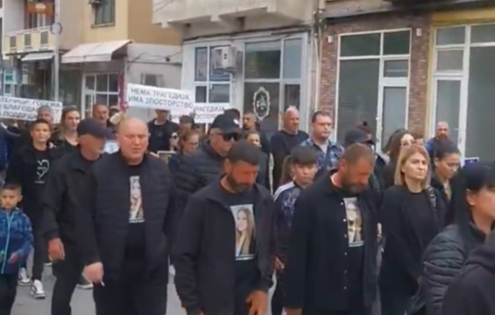 U Kočanima održan "Marš anđela", povodom dva meseca od požara u diskoteci (VIDEO)