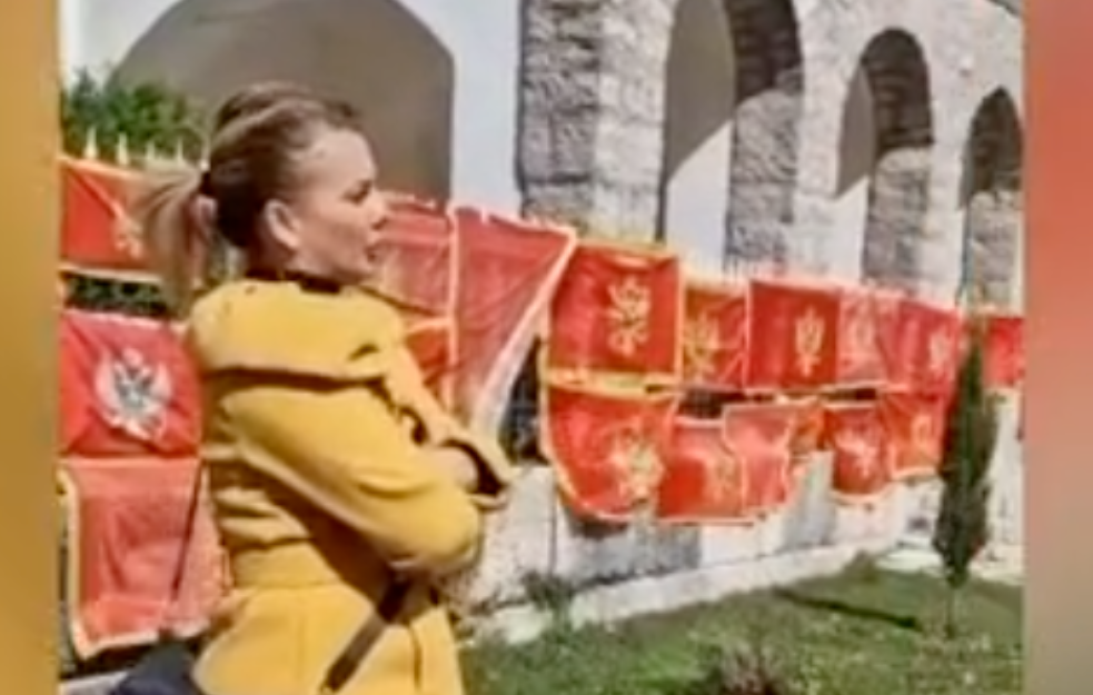 "ISTINA SE MORA ČUTI": Žena prekinula turističku turu ispred Cetinjskog manastira i održala čas “prave crnogorske istorije”