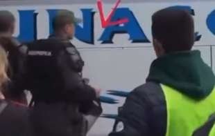 Ni žandarm ne veruje: <span style='color:red;'><b>Krst</b></span>i se pred autobusom punim SNS-ovaca! (VIDEO)