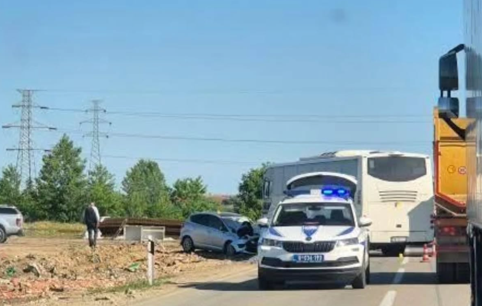 Sudar autobusa i automobila kod Niša: Policija na terenu, uviđaj u toku