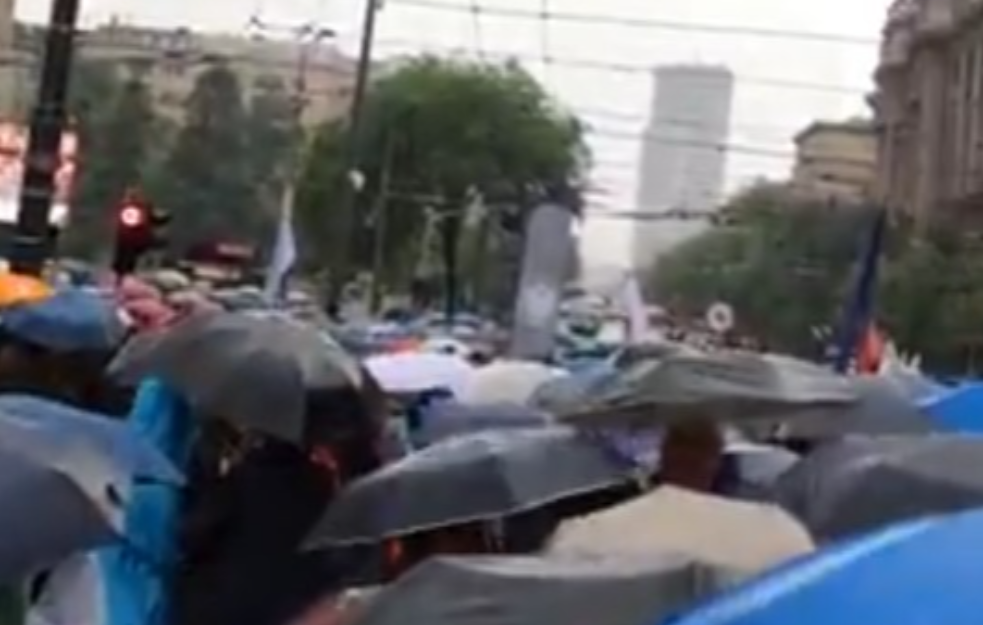 "Nema nazad, nazad je mrak": Po nevremenu održan protest studenata i profesora za odbranu Univerziteta