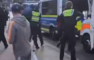 Užas u Hamburgu: U napadu nožem na železničkoj stanici povređeno 17 ljudi, počinilac <span style='color:red;'><b>zločin</b></span>a žena(VIDEO)