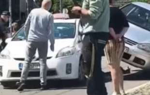 Automobil se popeo na <span style='color:red;'><b>taksi</b></span> u centru Beograda: Kako li je uspeo da odradi to?