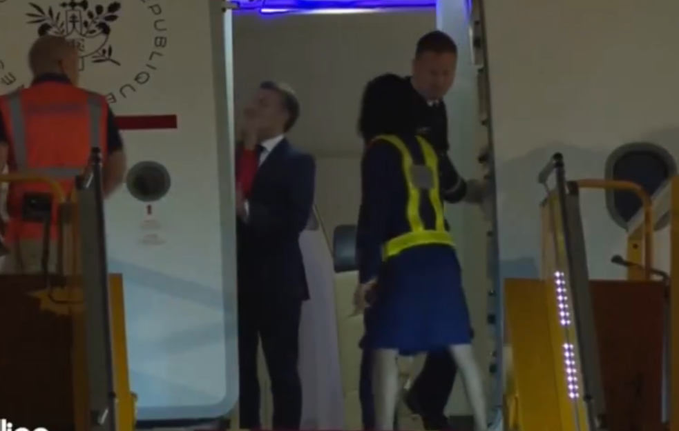 Šamar Brižit Makron odjekuje svetom: Zaharova aludira na "ruku Kremlja