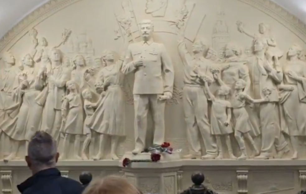 "Od siromašne zemlje napravio supersilu": U moskovskom metrou otkiven obnovljeni spomenik Staljinu (VIDEO)