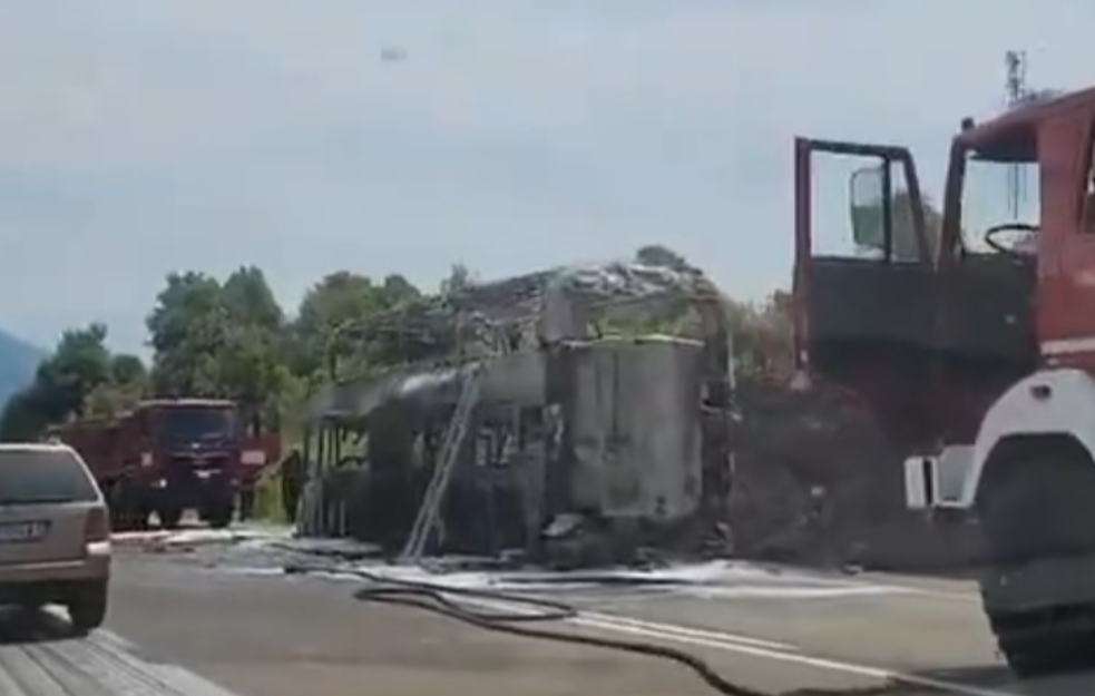 Deca završila kod lekara: Roditelji blokirali saobraćaj u Boljevcu zbog zapaljenog autobusa