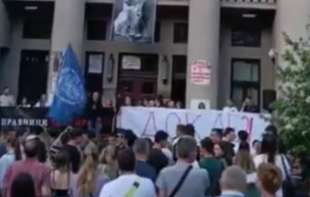 Protesti u Beogradu, Novom Sadu i Nišu zbog napada na profesorku: Rektor Đokić se o<span style='color:red;'><b>brat</b></span>io sa balkona Pravnog (VIDEO)