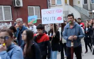 Studenti u Leskovcu organizovali protestnu šetnju sa zahtevom za vanredne parlamentarne izbore