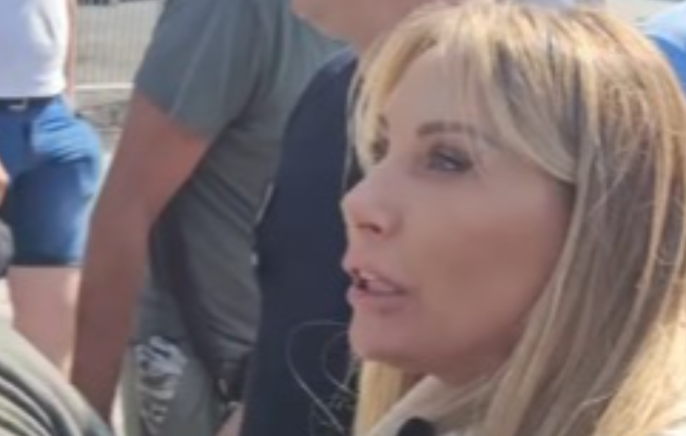 Poslanica nožem isekla sramni naprednjački transparent ispred Narodne skupštine pa dobila prekršajnu prijavu
