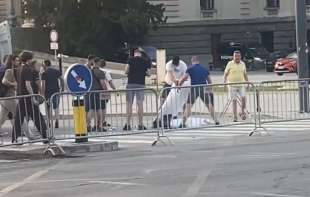 Uklonjen transparent „Bolje ćaci nego naci“ ispred Skupštine Srbije (VIDEO)