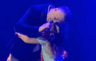 Devojčica (7) osvojila srca publike: Izašla na binu i za<span style='color:red;'><b>igra</b></span>la sa bendom (VIDEO)