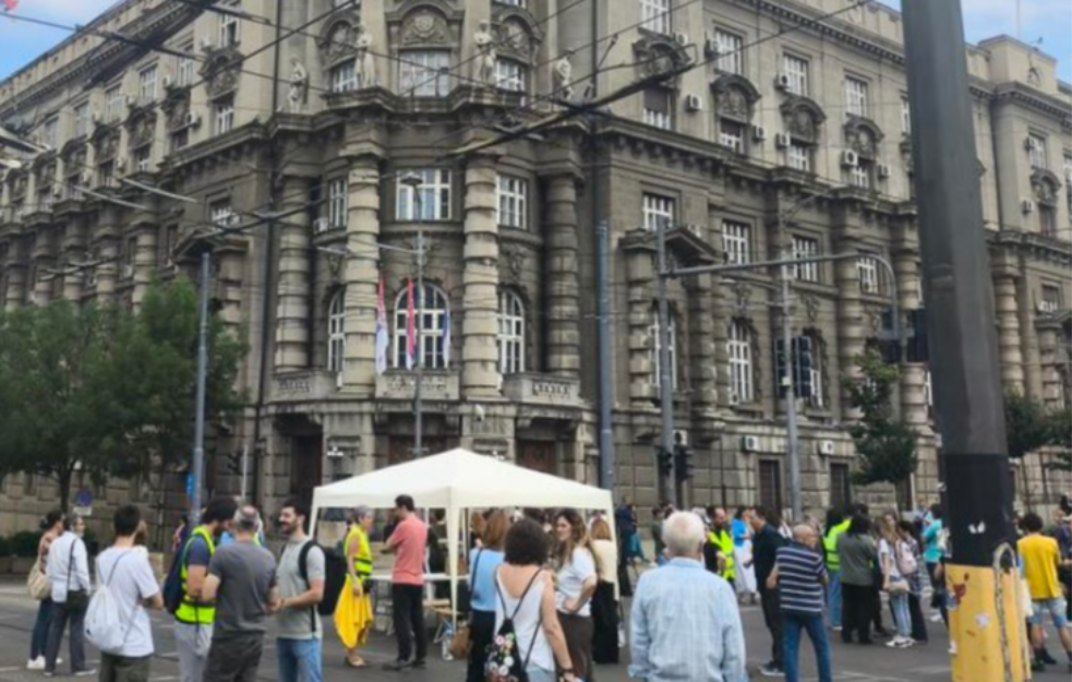 Protest akademske zajednice ispred Vlade: Raskrsnica Nemanjine i Kneza Miloša blokirana