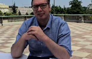 Vučić uz jagode pozvao na razgovor sve koji drugačije misle (VIDEO)