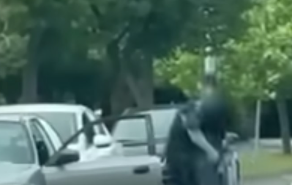 Tuča u Podgorici zapalila društvene mreže: Dva uniformisana lica ušla u žestoku bitku nasred ulice (VIDEO)