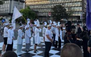  Novosadski zborovi petu nedelju zaredom blokiralli raskrsnice u gradu, na jednoj udaren policajac (VIDEO)