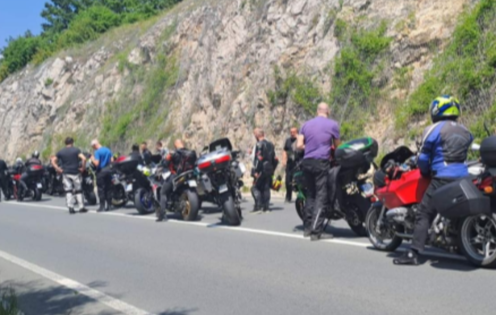  Više motociklista palo tokom vožnje, saobraćaj obustavljen (FOTO)