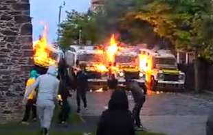 Nasilje eskalira u Irskoj: Policija napadnuta Molotovljevim koktelima