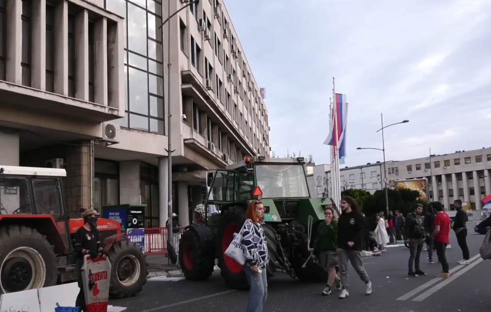 Policija uklonila blokadu ispred Skupštine Novog Sada pred sednicu gradskog parlamenta