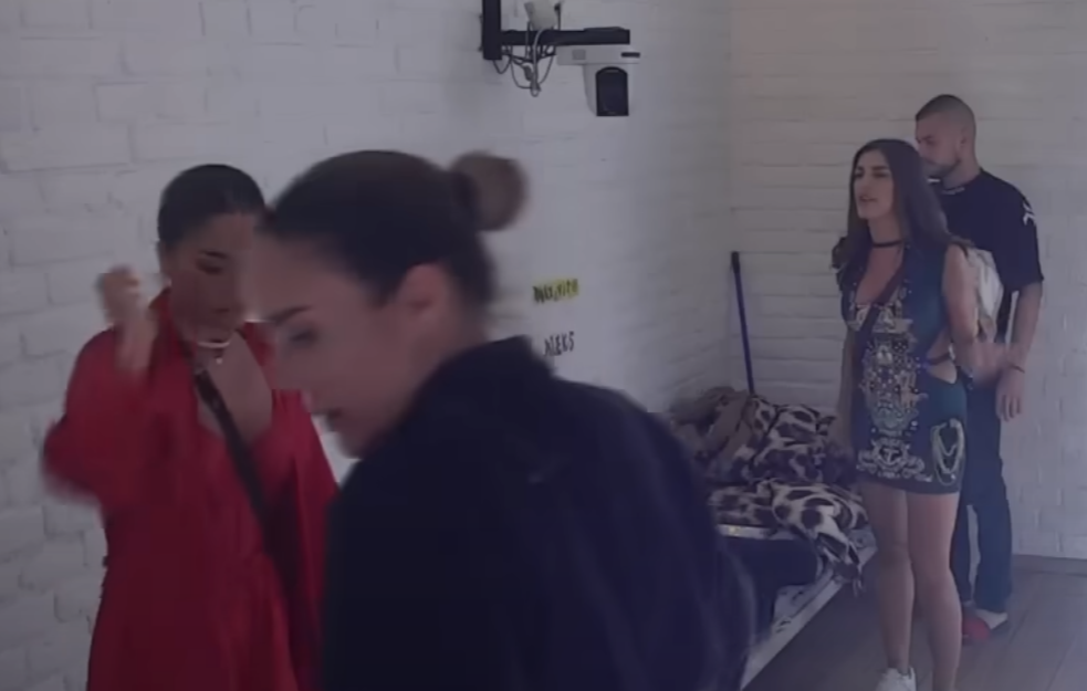 Žestoka svađa u Eliti: Ena baca Anđeline stvari po imanju (VIDEO)