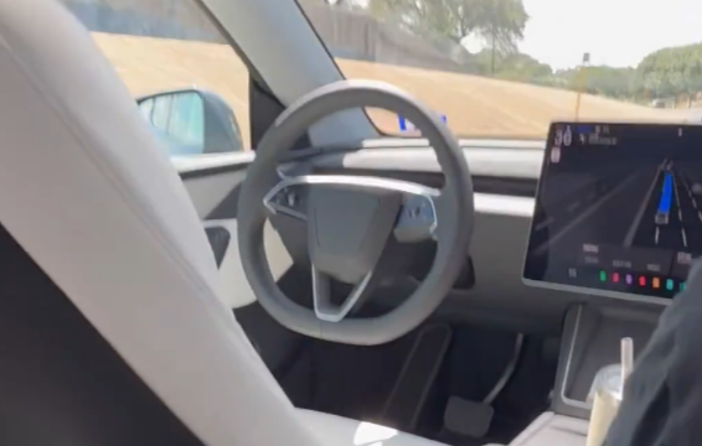 Mask pustio u saobraćaj robotaksiste: Vožnja bez vozača za samo 4,20 dolara! (FOTO/VIDEO)