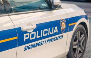 Devojčica teško povređena nakon što je udario vozač koji je prošao kroz crveno