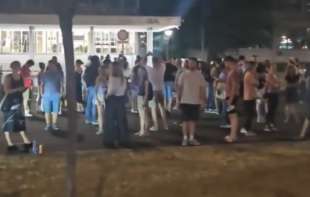 „Ne ostavljamo našu decu: Građani se okupljaju pred zgradom policije na Novom Beogradu gde je odveden student