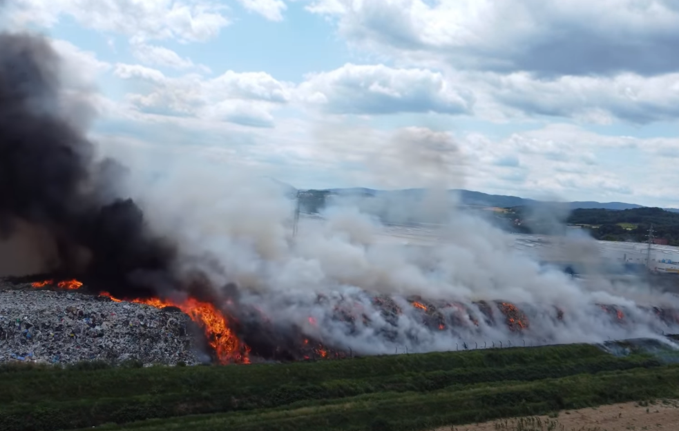 Izbio požar na deponiji u Loznici, vatrogasci na terenu