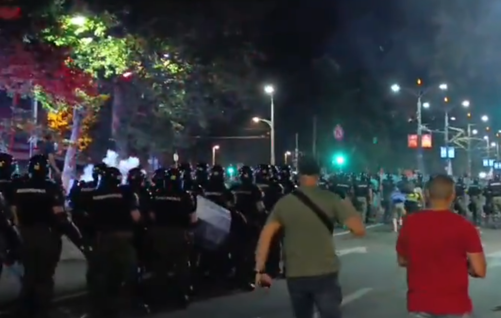 SUKOBI GRAĐANA SA POLICIJOM (FOTO I VIDEO)