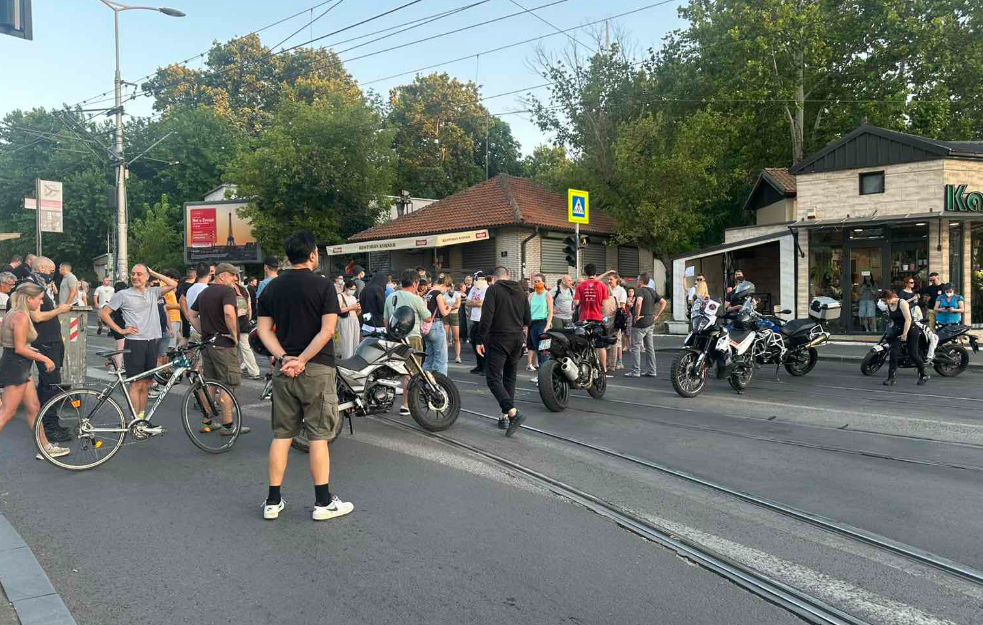 Niču barikade po Beogradu: Centar Zemuna blokiran na četiri mesta, građani zaustavili saobraćaj i na Voždovcu (FOTO)