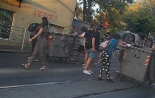 Niču barikade po Beogradu: Centar Zemuna blokiran na četiri mesta, građani zaustavili saobraćaj i na Voždovcu (FOTO)
