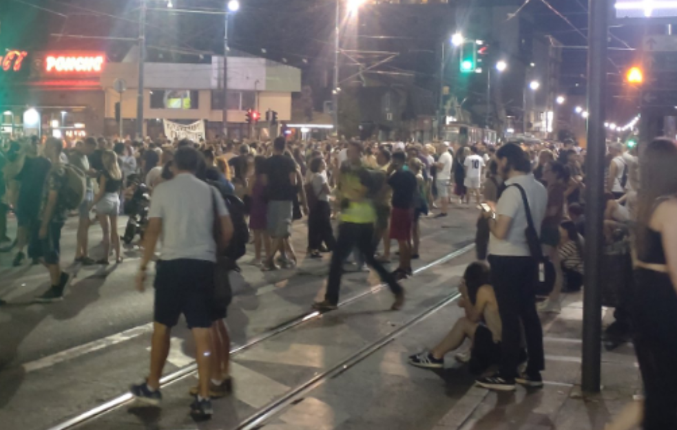 BEOGRAD TRENUTNO: Građani sa barikada poručili: Ispunite zahteve, ili dižemo šatore na svim mostovima! 