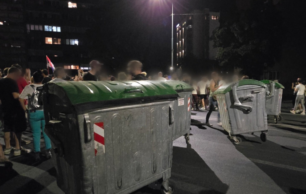Policija uklanja blokade širom Beograda, saobraćaj se postepeno normalizuje: Prostorije SNS gađane jajima