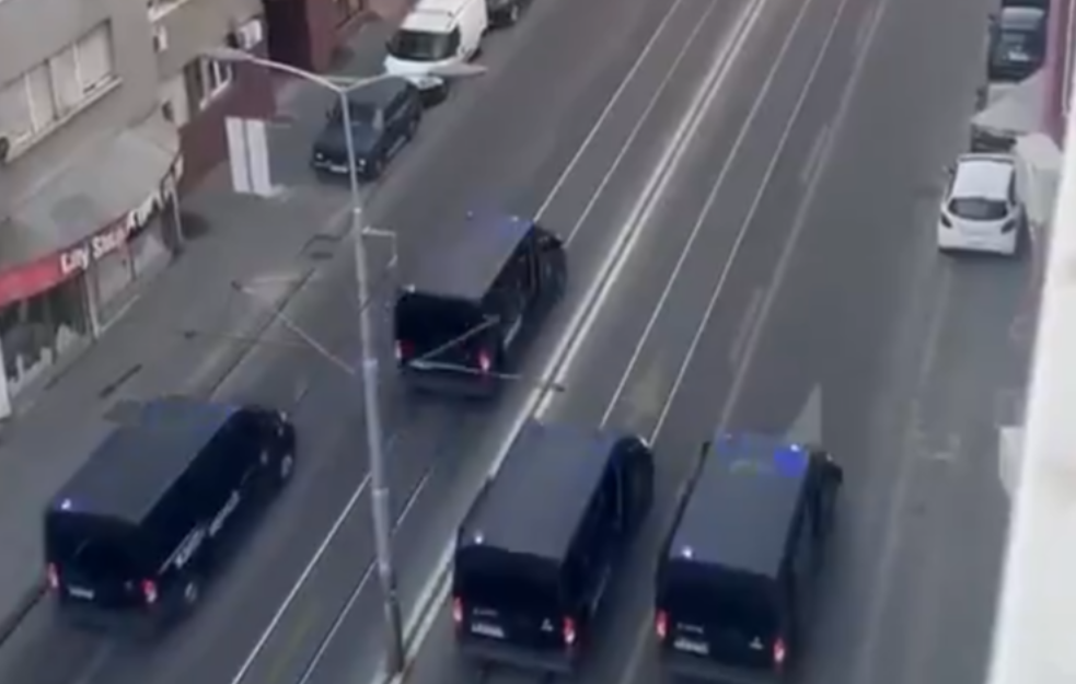 Policijske marice u punoj brzini na građane u Vojvode Stepe