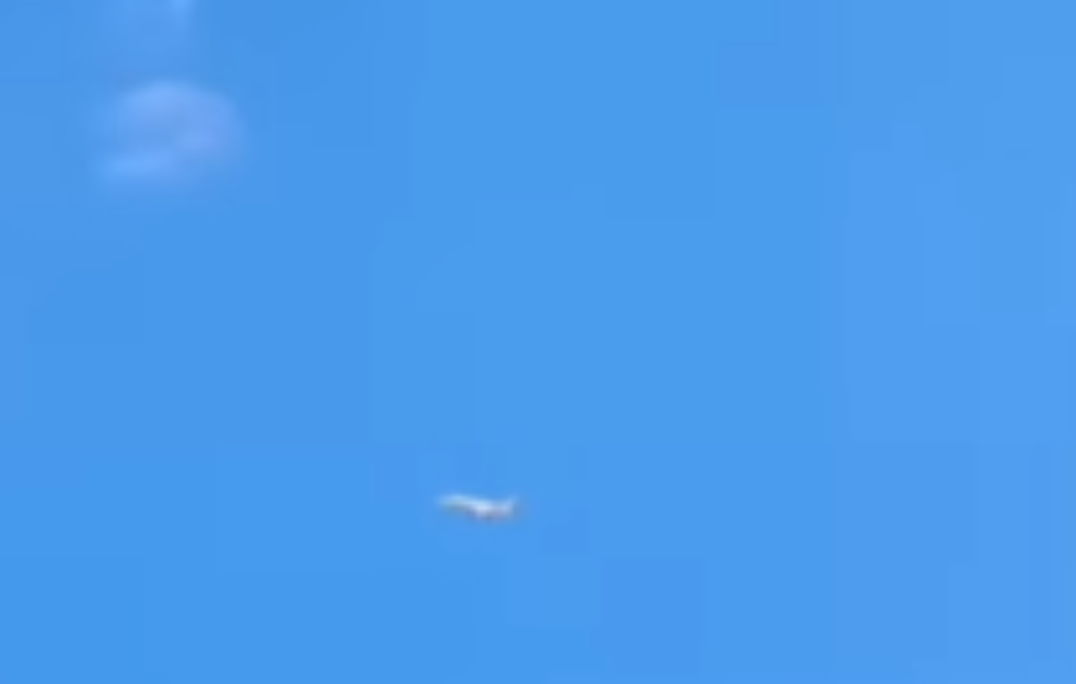 Avion Cessna CJ3 pet puta kružio, pa se vratio na pistu (VIDEO)