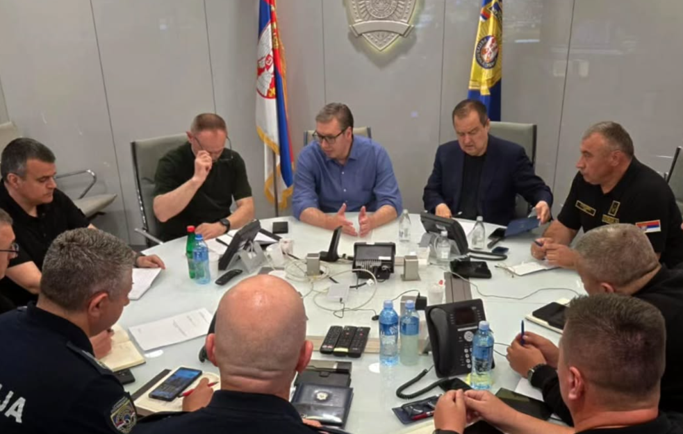 Vučić po povratku iz Španije posetio MUP
