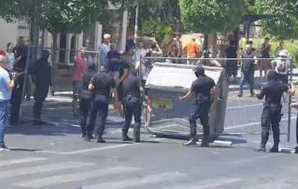 Građani i porodica okupili se ispred Trećeg osnovnog suda zbog Boža Vasovića, privedenog na blokadi u Zemunu