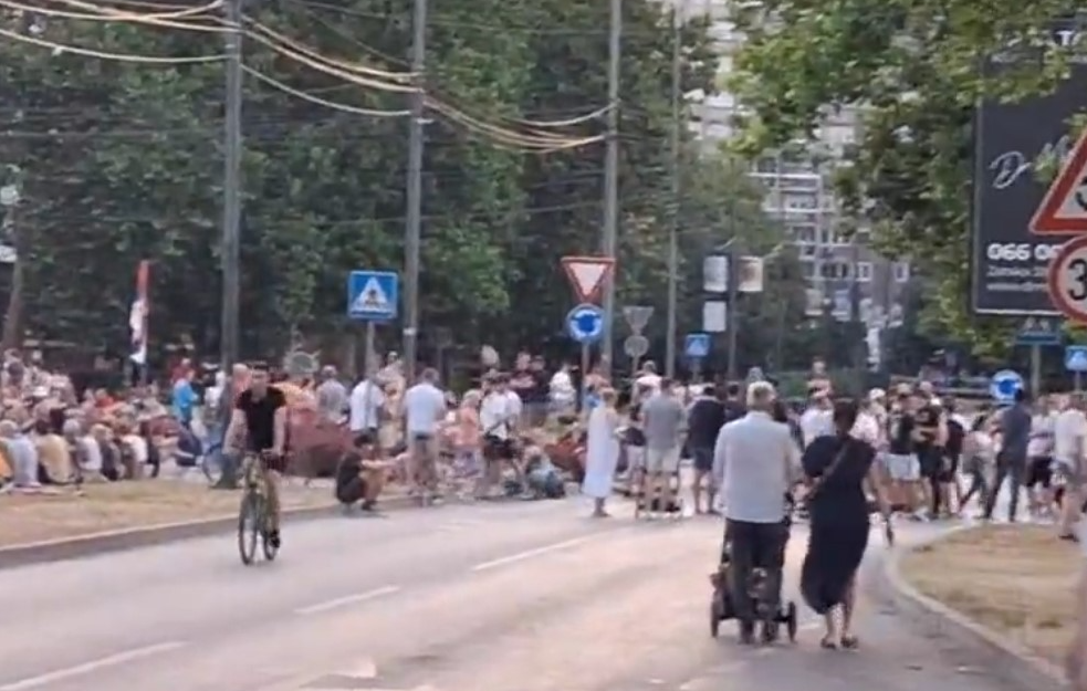 Raste represija ali raste i otpor: Blokade širom Beograda i Srbije, incidenti na više mesta (VIDEO)