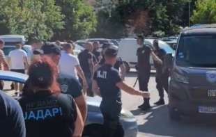 Opsadno stanje u Kosjeriću na dan izbora: Izlaznost velika, kako se bliži veče, bliži se i opasnost od sukoba (VIDEO)