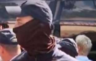 S kim to imamo posla? Režim na građane šalje policajce s fantomkama i tetovažama