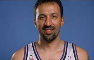 Vlade Divac otpušten iz bolnice nakon operacije kuka, oglasio se na Instagramu