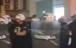 Dramatične scene na Vračaru: Pogledajte žestok obračun policije i građana (VIDEO)
