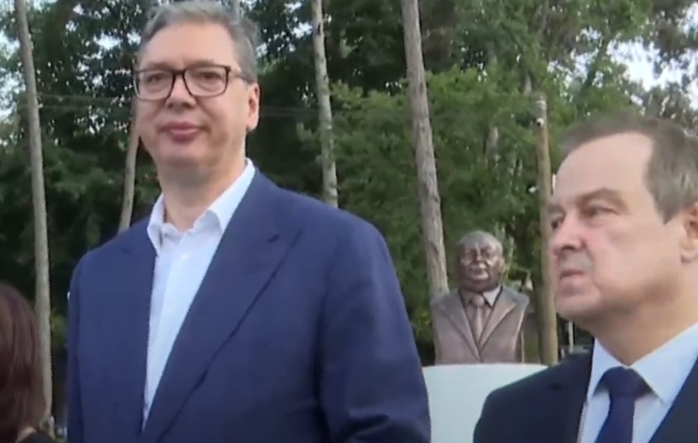 Srbija, zemlja apsurda: Otvoren memorijalni park posvećen Palmi, Vučić i Dačić otkrili bistu